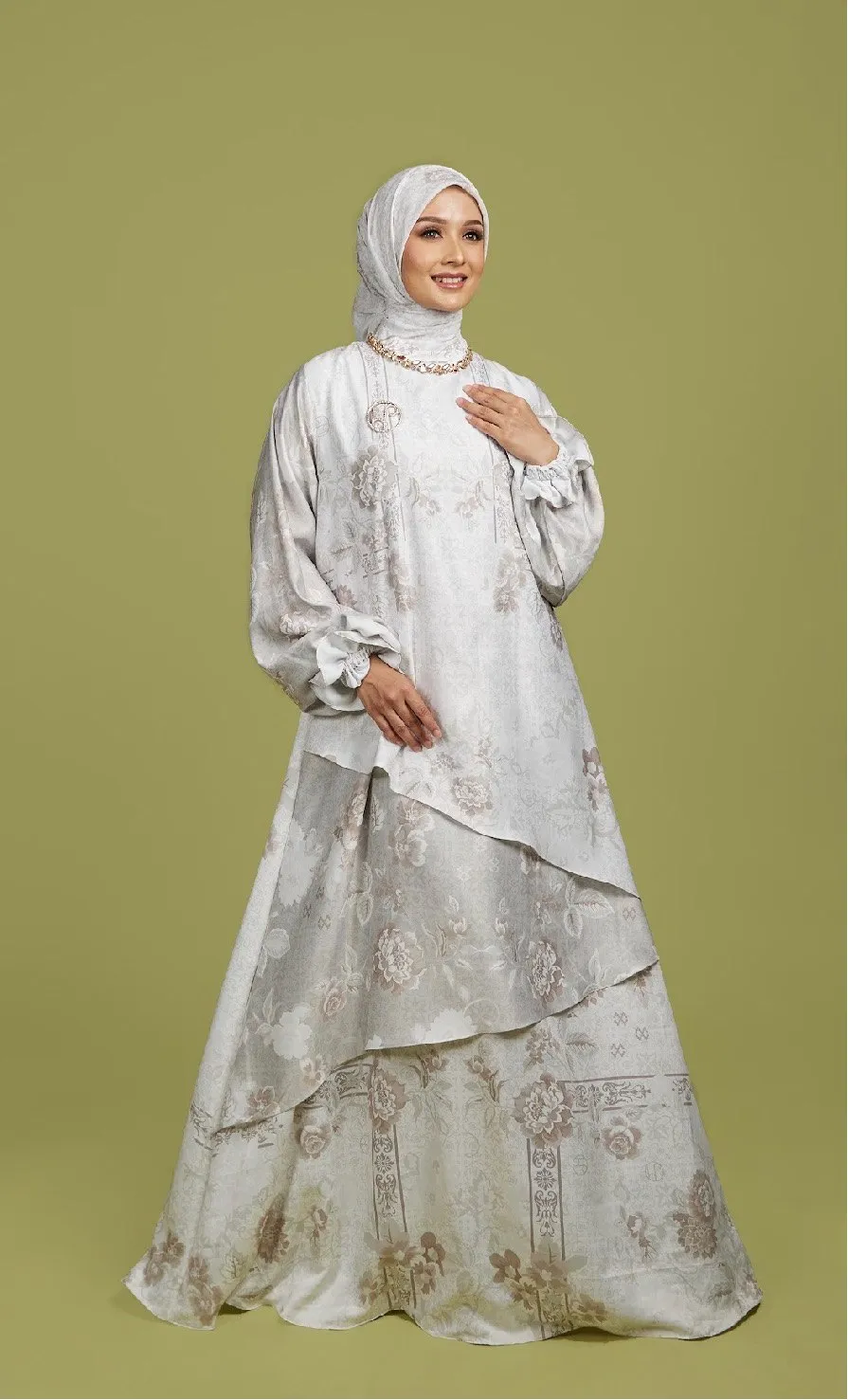 Setelan gading bermotif floral lembut